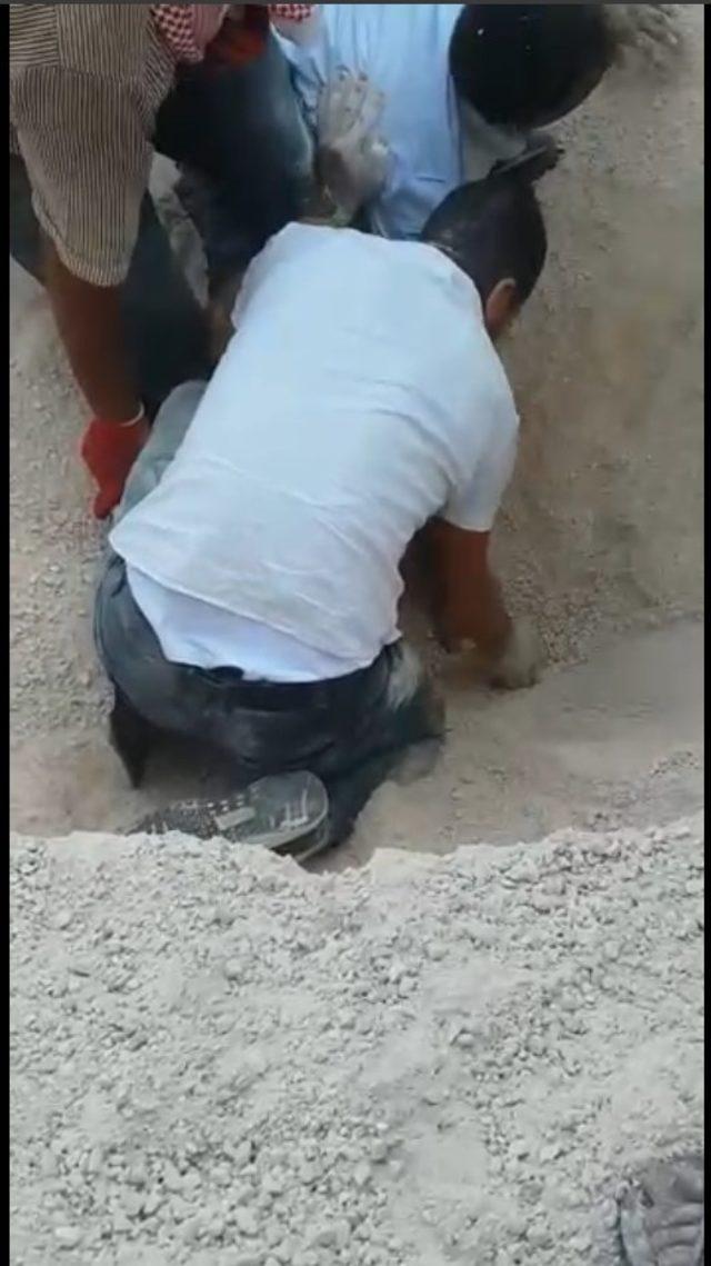 Kum yığının altında kalan çocuğu kurtarma seferberliği