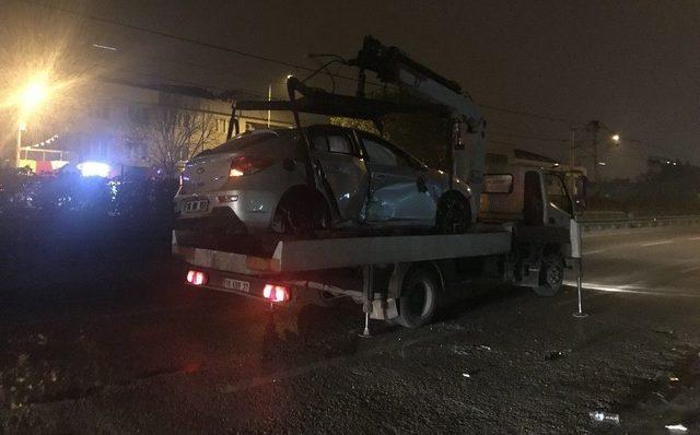 Kontrolden &Ccedil;ıkan Ara&ccedil; Bariyerlere &Ccedil;arptı: 2 Yaralı 1