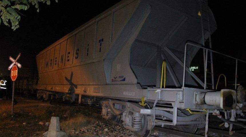 Karaman&rsquo;da Y&uuml;k Treninin Vagonu Raydan &Ccedil;ıktı