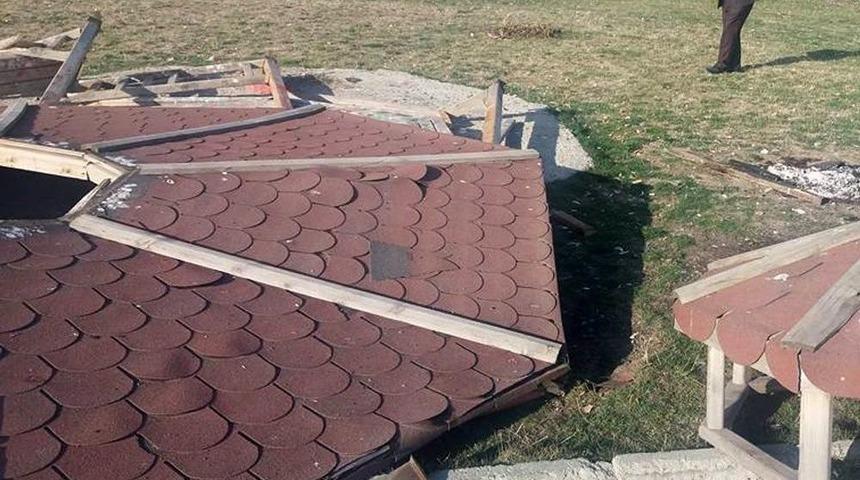 Parklardaki &Ccedil;ardakları Kırıp Yaktılar