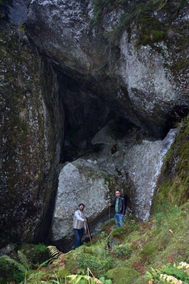 Hikayelerden Etkilendi, Esrarengiz Mağaraları Buldu