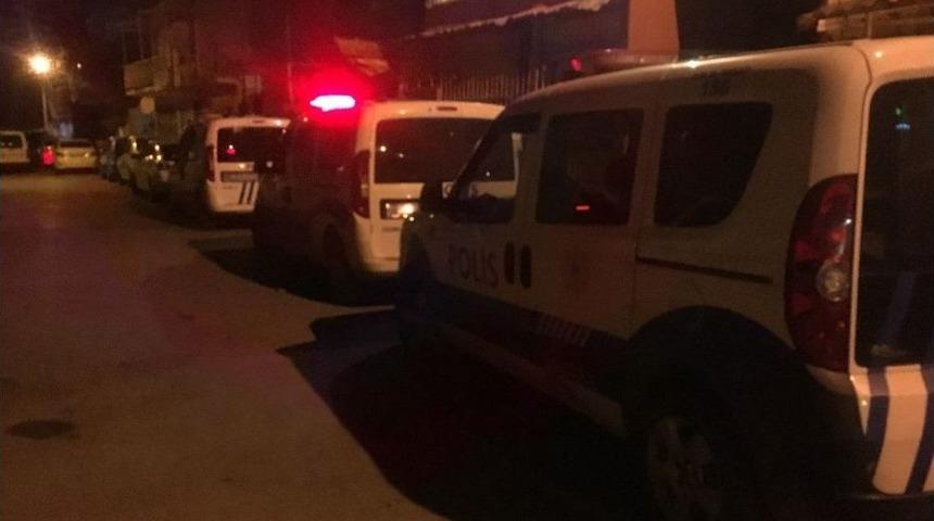 İzmir&rsquo;de Silahlı Kavga: 3&rsquo;&uuml; Polis, 7 Yaralı