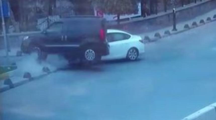 Hızla Girdiği Kavşakta Arabaya B&ouml;yle &Ccedil;arptı