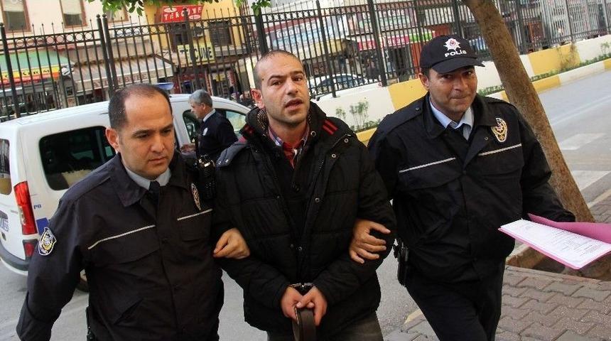 Kemerle Eşini D&ouml;vd&uuml;, Adliyeye Elinde Kemerle Geldi