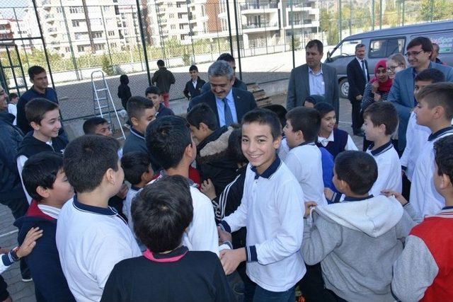 Mehmet Sofuoğlu İmam Hatip Ortaokuluna Halı Saha Kazandırılıyor