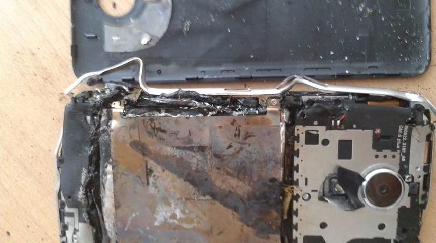 (&ouml;zel Haber) 5 Ay &Ouml;nce Aldığı Telefonu Elinde Yandı