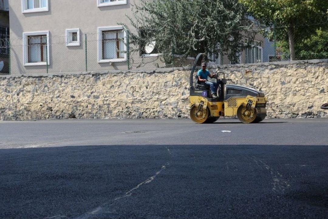 Ey&uuml;psultan&rsquo;da Asfaltlama &Ccedil;alışmaları S&uuml;r&uuml;yor