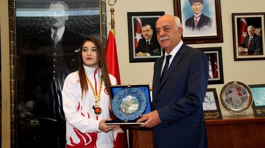 Balkan Şampiyonu Ayşe&rsquo;den Başkan Seyfi Dingil&rsquo;e Ziyaret