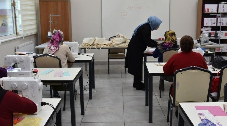 Terzilik Eğitimi Alan Kadınlara Dikiş Makinesi Hediye