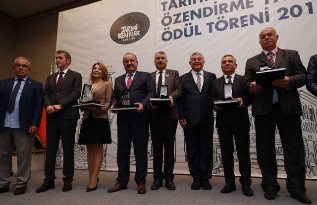 Başkan Karalar&rsquo;a Tarihi Kentler Birliği&rsquo;nden &Ouml;d&uuml;l 2