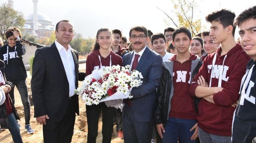 Gelecek İ&ccedil;in 60 Fidan Toprakla Buluştu