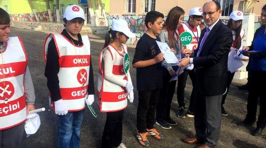 S&ouml;ke&rsquo;de Okul Ge&ccedil;it G&ouml;revlisi &Ouml;ğrenciler İş Başında