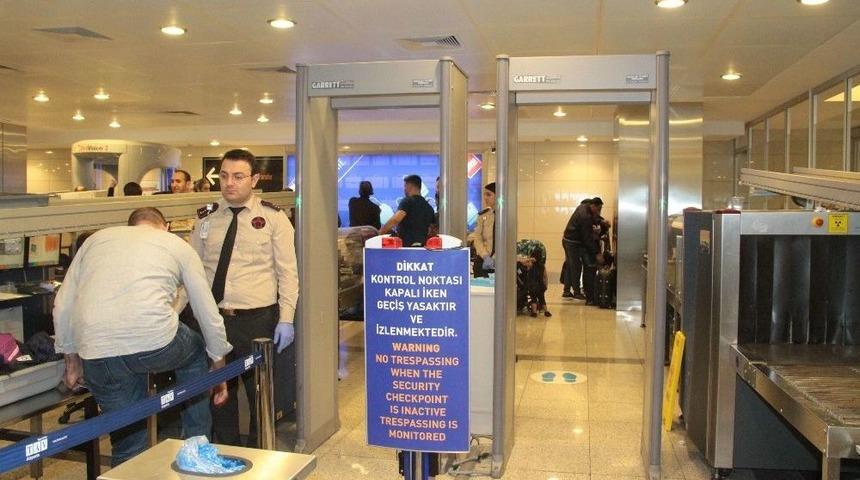 (&ouml;zel)atat&uuml;rk Havalimanı&rsquo;nda Ka&ccedil;ak Yolculara Sirenli &Ouml;nlem