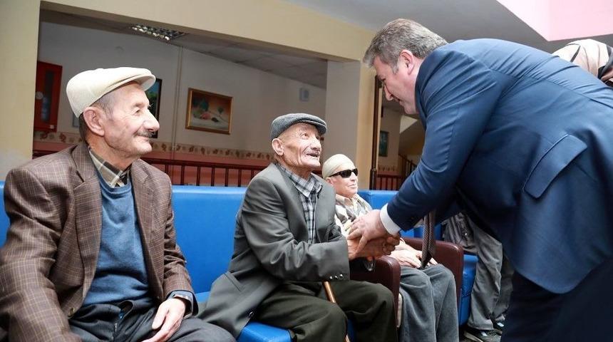 Başkan Palancıoğlu Huzurevini Ziyaret Etti