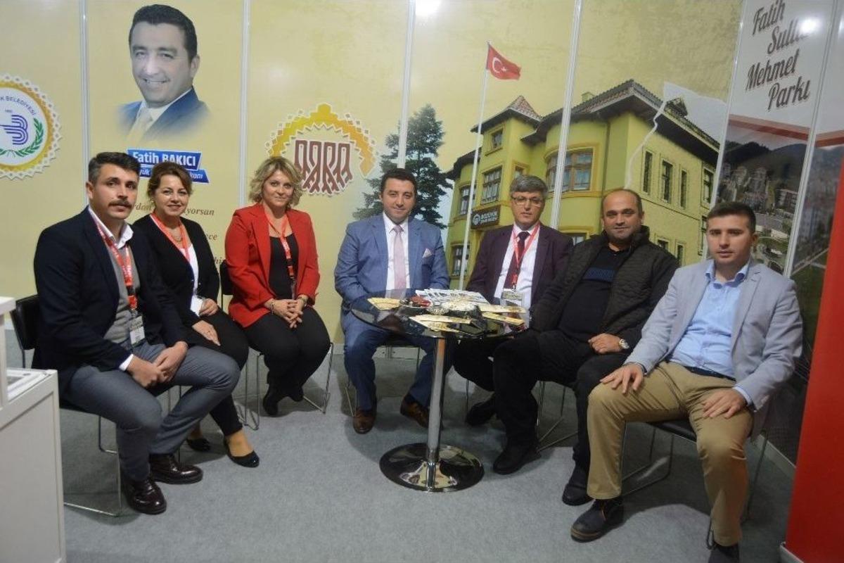 Başkan Bakıcı, Boz&uuml;y&uuml;k Belediyesi Standında Misafirlerini Ağırladı