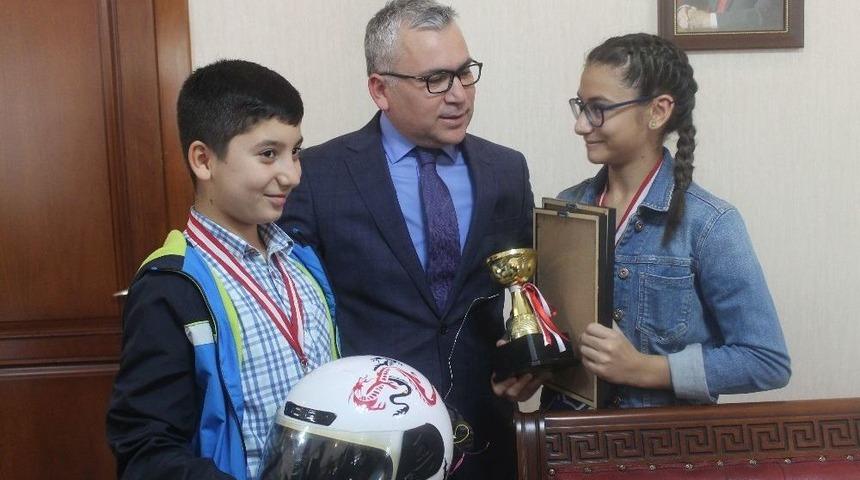 Vali, Mucit &Ccedil;ocukları &Ouml;d&uuml;llendirdi