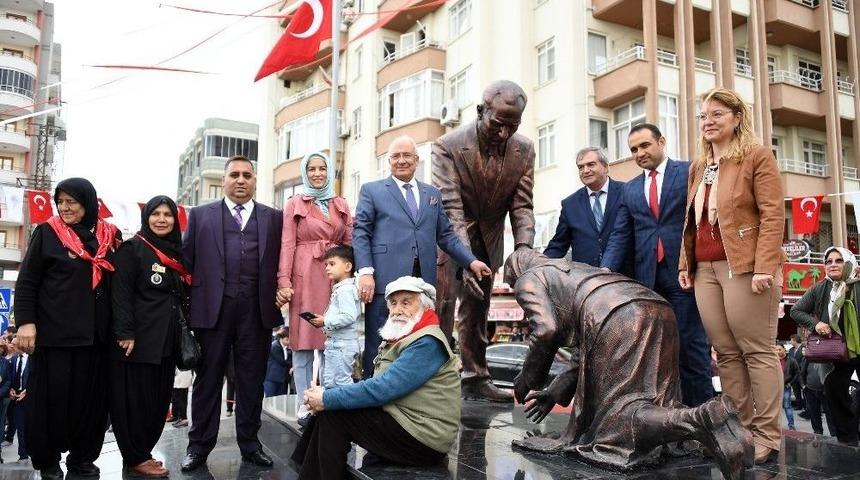 Mersin&rsquo;de Atat&uuml;rk Ve Adile Hala Anıtı&rsquo;nın A&ccedil;ılışı Yapıldı