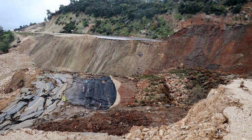 Heyelanın Kapattığı Yol Ge&ccedil;ici Olarak Trafiğe A&ccedil;ılacak