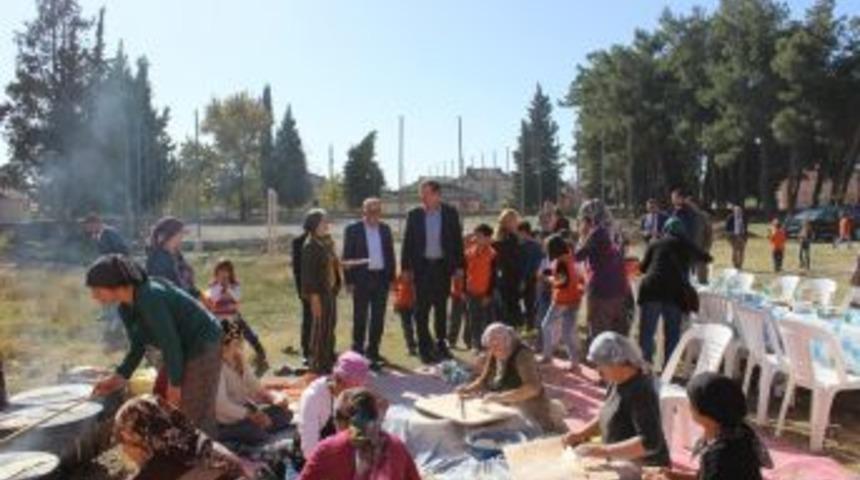 Başkan G&uuml;ven Halı Saha İnşaatını İnceledi