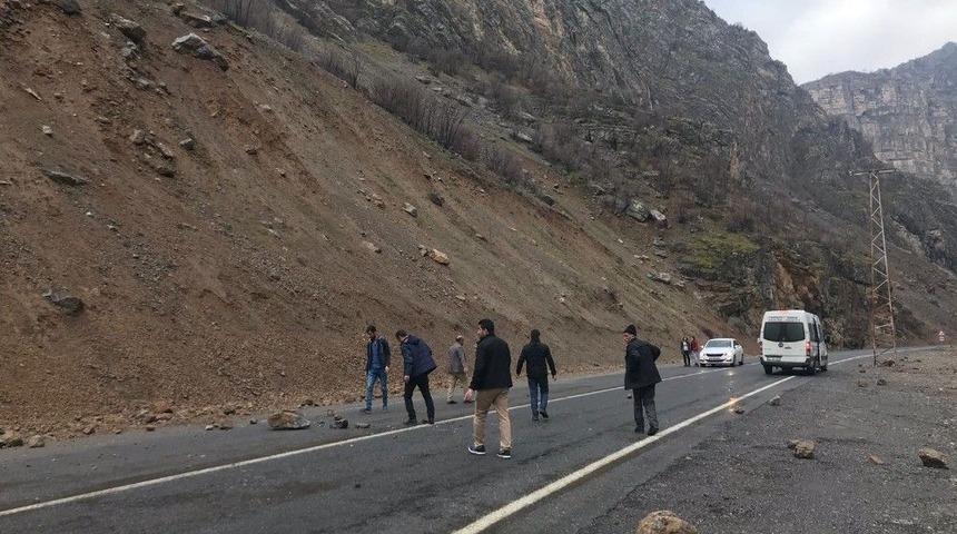 Yağışlarla Birlikte Karayoluna Kaya Par&ccedil;aları D&uuml;şt&uuml;