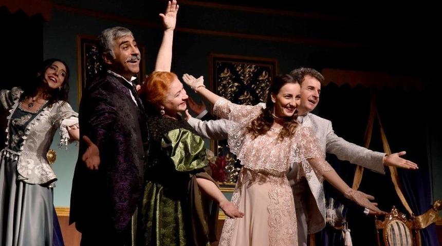 Akidezadeler Manisalı Tiyatro Severlerle Buluştu