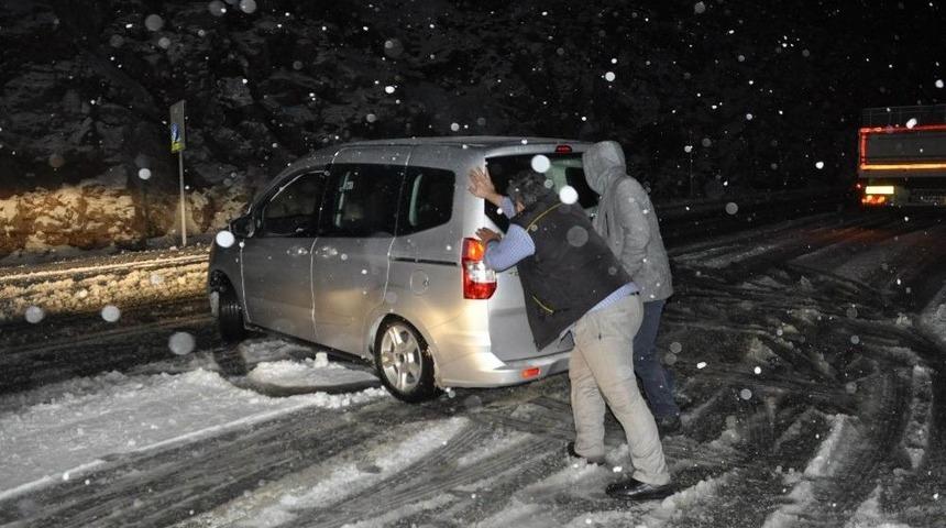 Antalya - Konya Karayolunda Kar Yağışı Trafiği Olumsuz Etkiledi