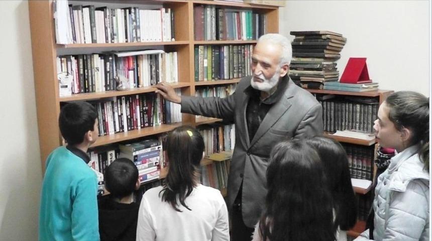 Ödemişli Tarih Araştırmacısı Kitaplarını Çocuklara Açtı