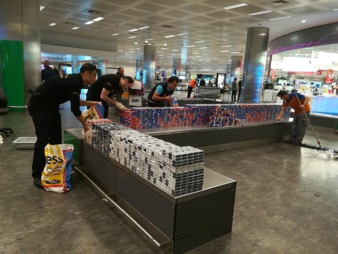 Havalimanında Ekmek Arasında Ka&ccedil;ak Sigara Şoku