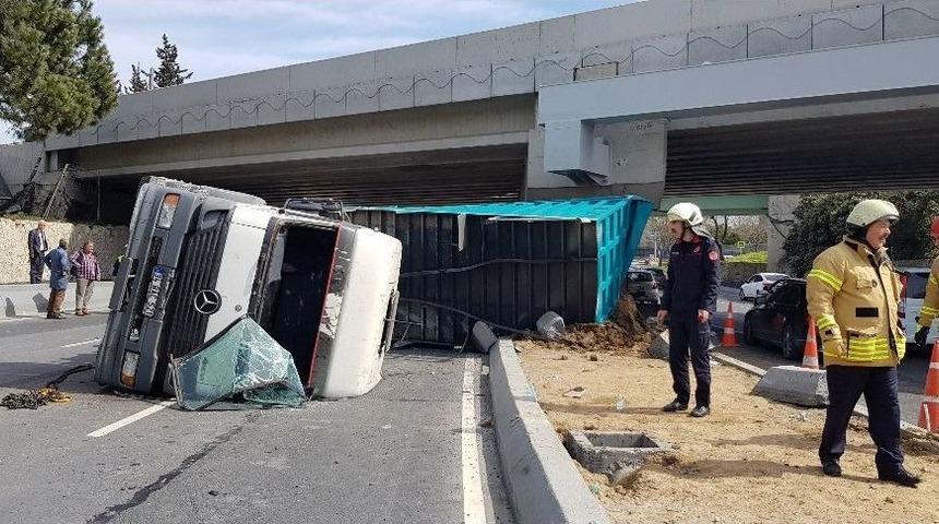 Yeşilk&ouml;y&rsquo;de Vin&ccedil; Y&uuml;kl&uuml; Kamyon &Uuml;st Ge&ccedil;ide &Ccedil;arptı: 1 Yaralı