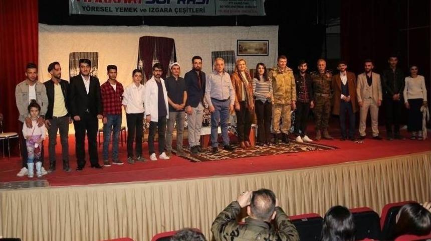 Hakkari&rsquo;de "dokuz Canlı" Adlı Tiyatro Oyunu Sahnelendi