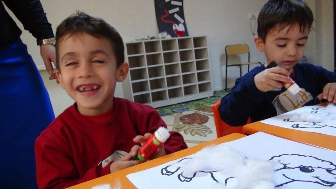 &Uuml;&ccedil;&uuml;zleri İle Dikiş Nakış Kursuna Gidiyor