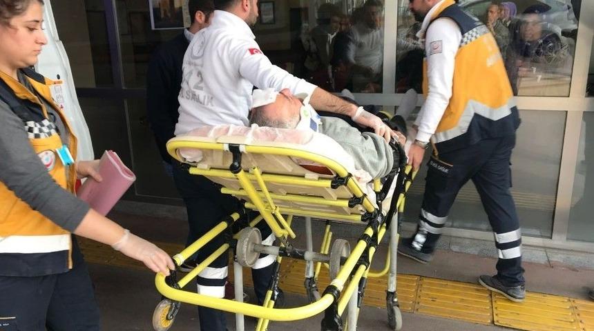 Otomobil Hafriyat Kamyonuna &Ccedil;arptı: 3 Yaralı