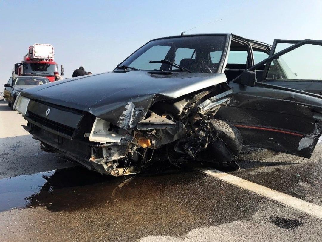 &Ouml;nce L&uuml;ks Otomobile Sonra Bariyerlere &Ccedil;arptı: 1 Yaralı