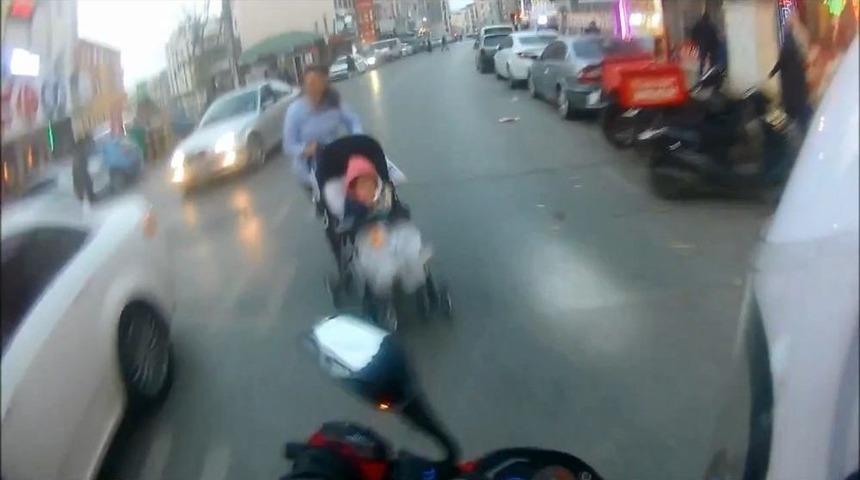 &Ouml;n&uuml;ne &Ccedil;ıkan Bebek Arabasına &Ccedil;arptı