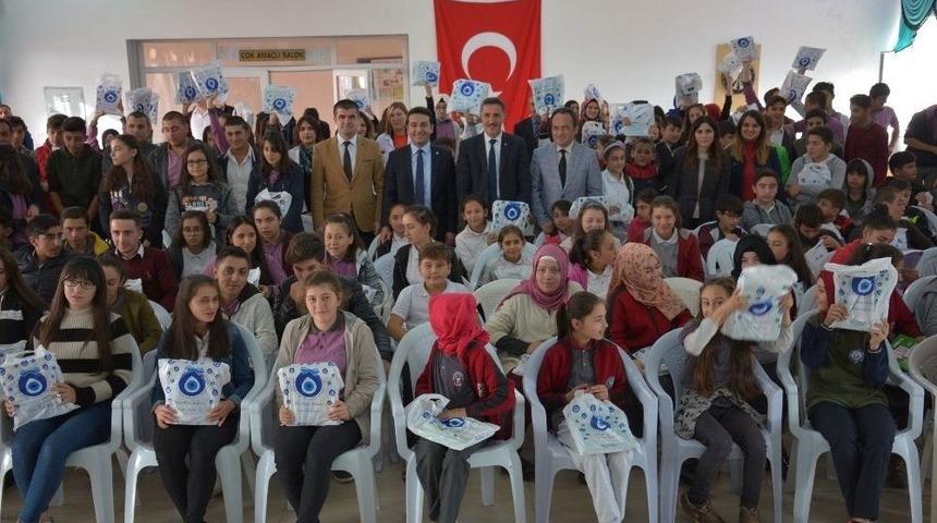 Kabadüz’de Öğrencilere Kitap Ve Spor Malzemeleri Dağıtıldı