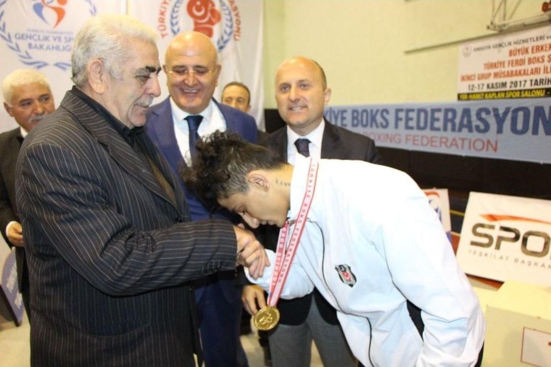 Dede Torun 21 Yıl Sonra Şampiyonluk K&uuml;rs&uuml;s&uuml;nde Barıştı