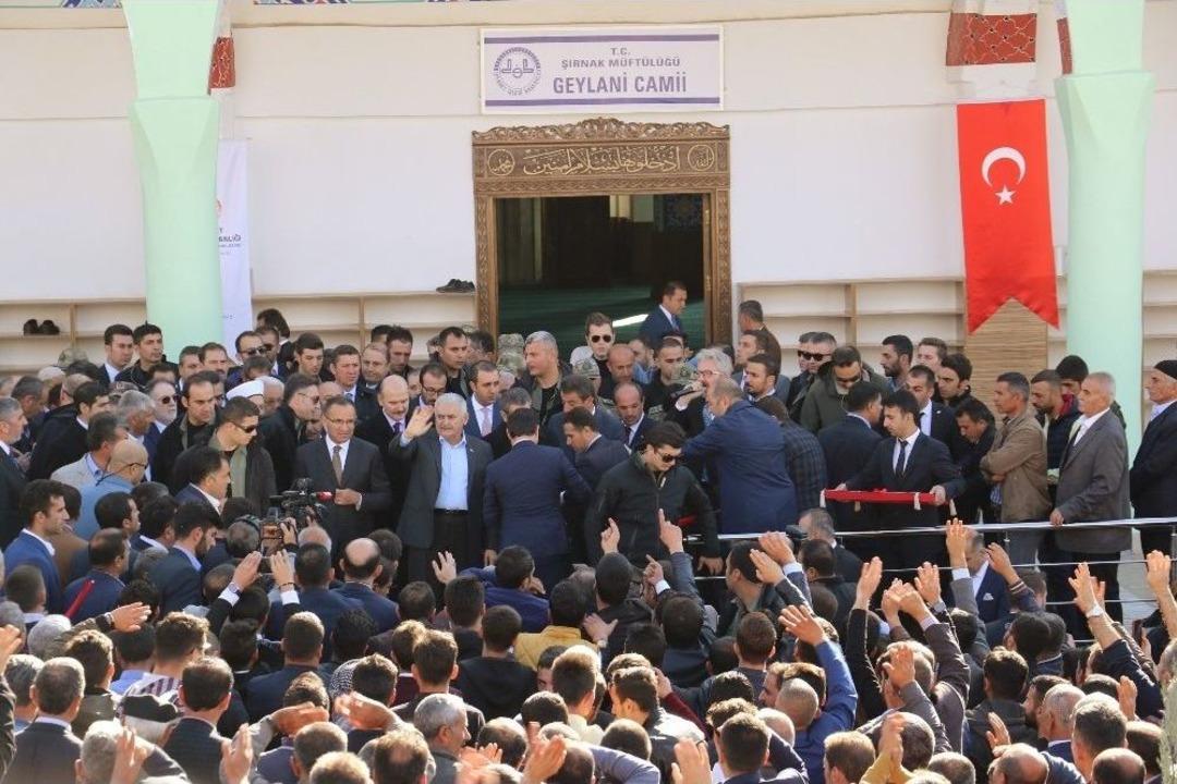 Başbakan Yıldırım Şırnak&rsquo;ta Halka Seslendi: &ldquo;27 Camimizi Yıktılar, 70 Camimizi Hasarlı Hale Getirdiler&rdquo;