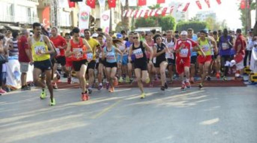 &Ouml;ğrenciler Mersin Maratonu&rsquo;nu Resmedecek