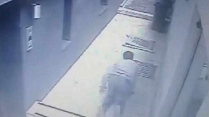 Polisle &Ccedil;atışan Hırsızın Emekleyerek Ka&ccedil;ması Kamerada