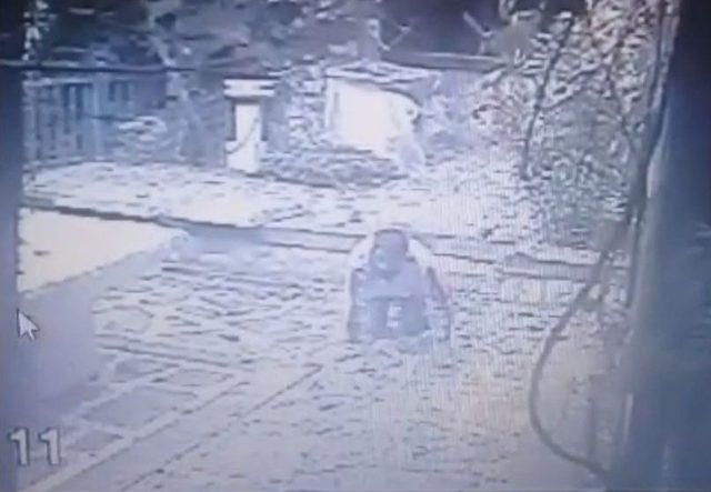 Polisle &Ccedil;atışan Hırsızın Emekleyerek Ka&ccedil;ması Kamerada 1