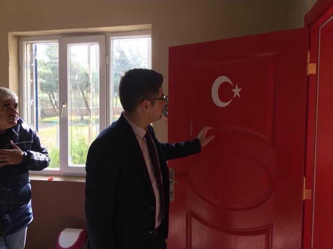 Okul Kapılarına T&uuml;rk Bayrağı Resmedildi