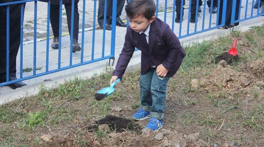 Premat&uuml;re Bebek Farkındalık Buluşmasında Fidan Diktiler