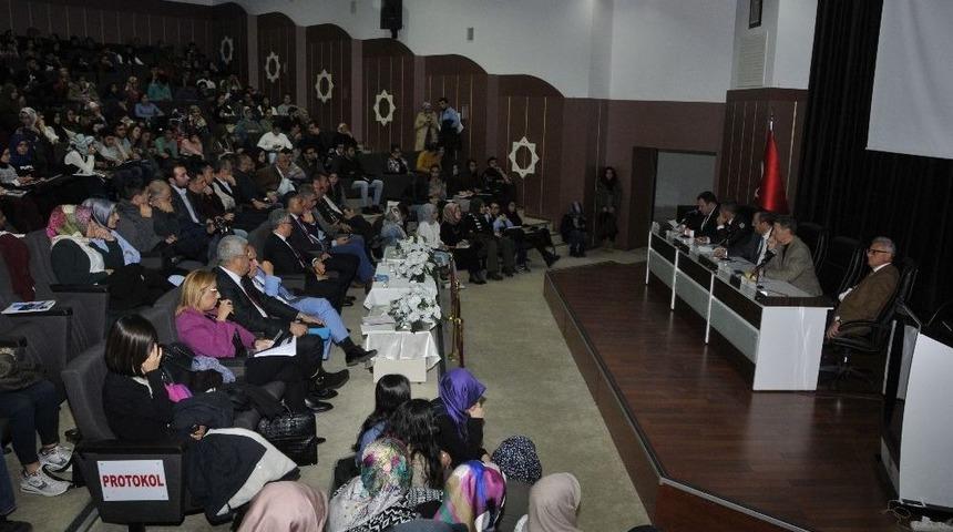 Sel&ccedil;uk&rsquo;ta &ldquo;tarihin Tanıklığında Ermeni Meselesi&rdquo; Paneli Yapıldı