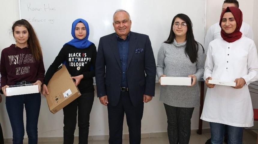 Erdemli Belediyesi&rsquo;nin Eğitim Desteği S&uuml;r&uuml;yor