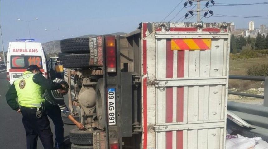 Kuşadası&rsquo;nda Kamyon Takla Attı: 3 Yaralı