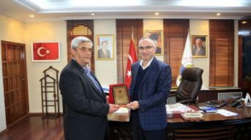 Yılmazer, Emekli Olan Gevren’e Plaket Verdi