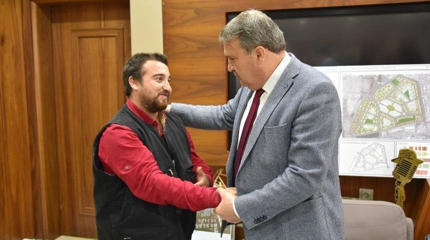 Yunusemre Belediyesi O Gence Sahip Çıktı