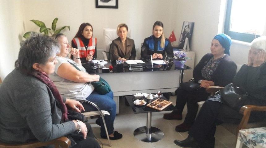 Esenyurt Polisi Suç Ve Suçlulara Karşı Ev Hanımlarını Bilinçlendiriyor