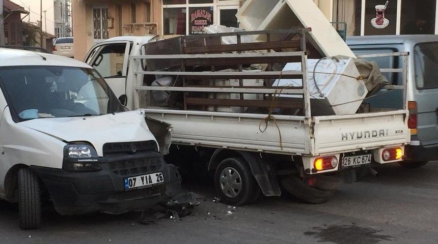 Kamyonetlerin Kazasında 3 Kişi Yaralandı