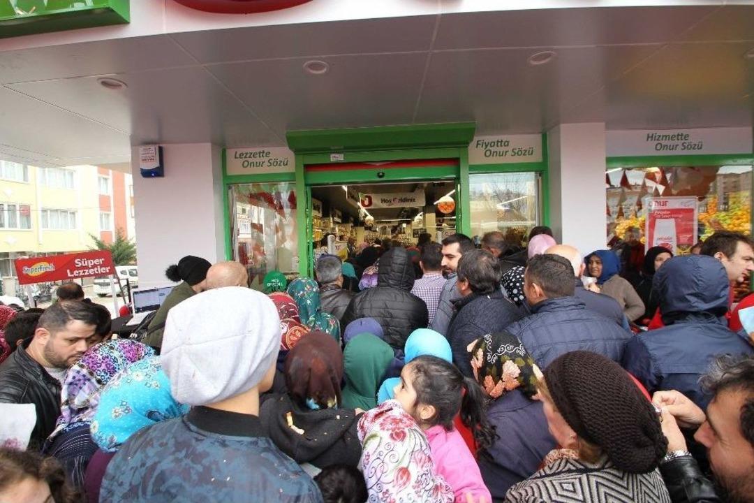 İndirimi G&ouml;ren Vatandaş Akın Etti, İzdiham Yaşandı
